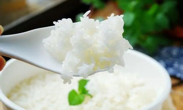 米饭二次加热会致癌？医生：真正不能加热的是这7物，别自讨苦吃