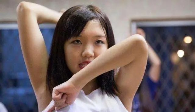 女孩第一次“月经”的最佳年龄是多少岁？为了孩子，可以了解一下