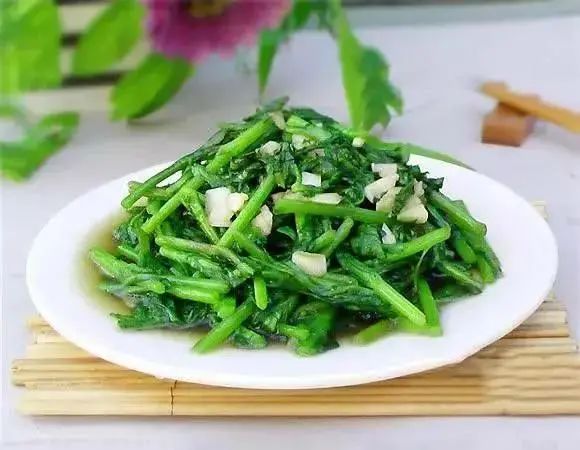春天湿气重，建议多吃“3红2绿，少吃2白”，健脾祛湿养身体