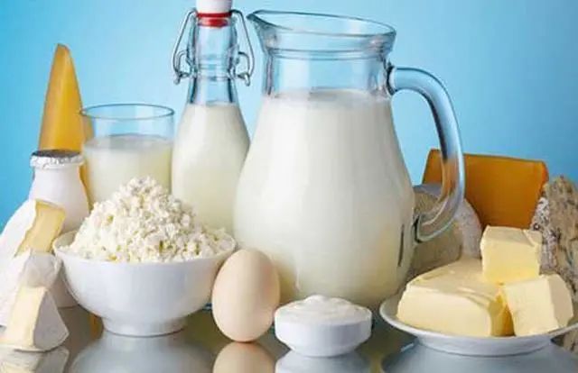 牛奶全是防腐剂，不仅有毒还致癌？医生：四种“假牛奶”趁早拉黑