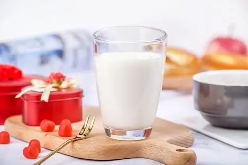 牛奶全是防腐剂，不仅有毒还致癌？医生：四种“假牛奶”趁早拉黑