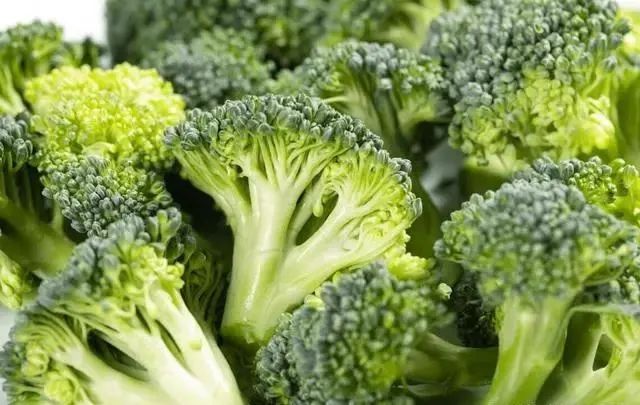 初春，女人再忙也要多吃这6种食物，润泽肌肤，素颜也好看