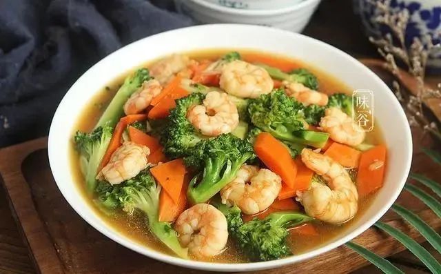 初春，女人再忙也要多吃这6种食物，润泽肌肤，素颜也好看