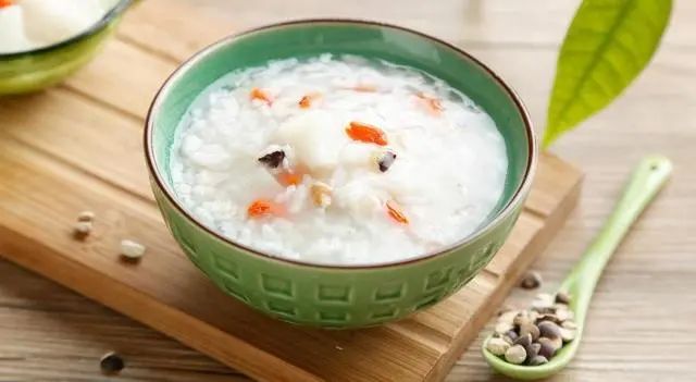 老年痴呆的“加速器”已揭晓，三个看似“养生”的行为，趁早改掉