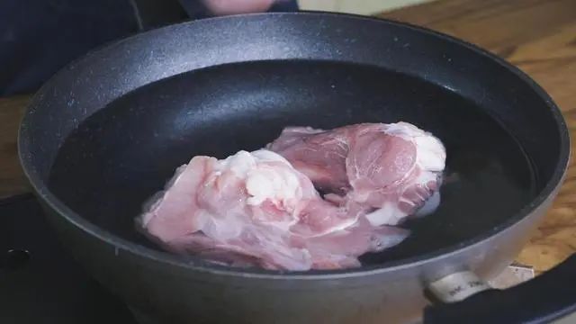 吃肉前焯水，能减少嘌呤含量？尿酸高又想吃肉该咋办？告诉您答案
