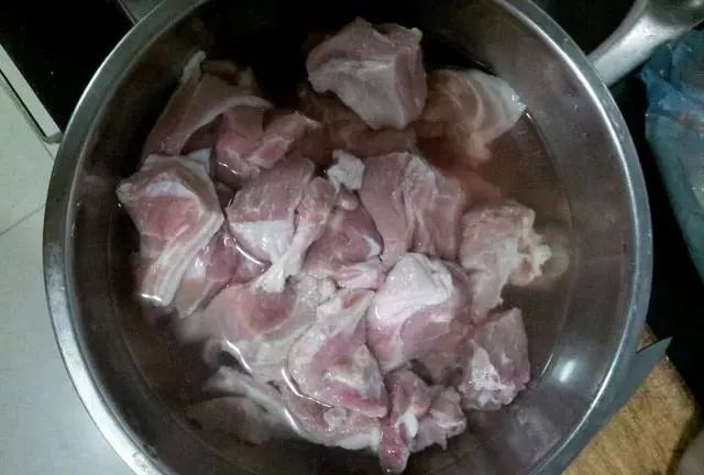 吃肉前焯水，能减少嘌呤含量？尿酸高又想吃肉该咋办？告诉您答案