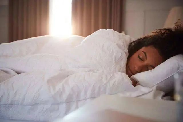 我们都被“8小时睡眠论”给忽悠了？人到中年，睡觉时间是多少？