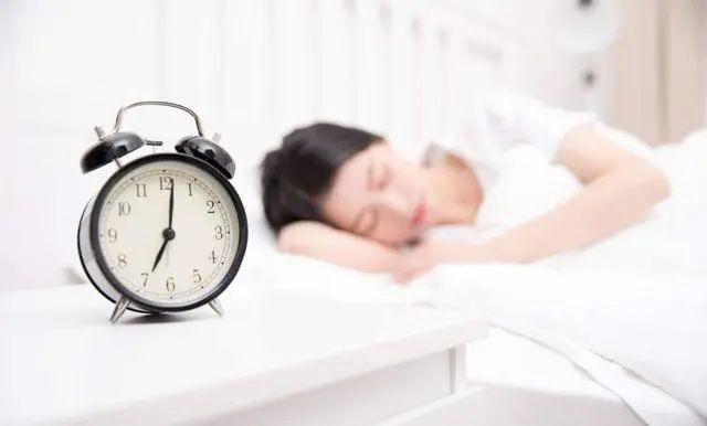 我们都被“8小时睡眠论”给忽悠了？人到中年，睡觉时间是多少？