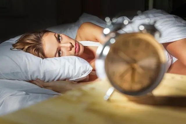 我们都被“8小时睡眠论”给忽悠了？人到中年，睡觉时间是多少？