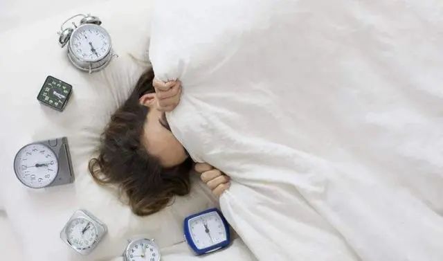 我们都被“8小时睡眠论”给忽悠了？人到中年，睡觉时间是多少？