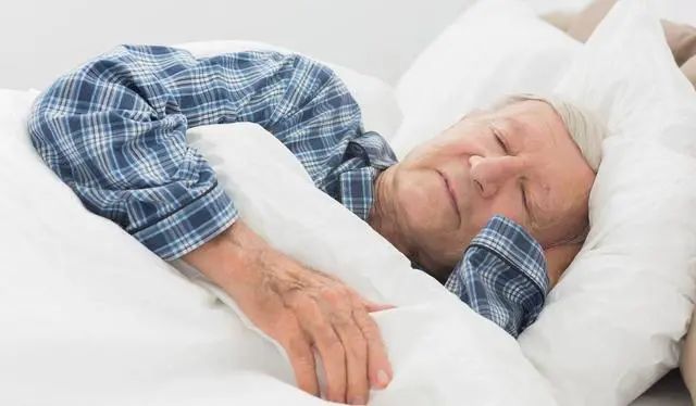我们都被“8小时睡眠论”给忽悠了？人到中年，睡觉时间是多少？