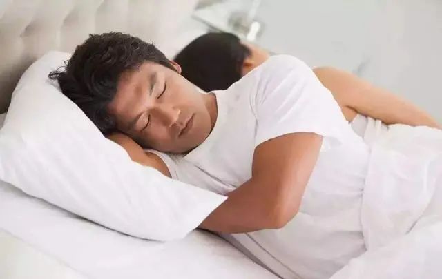 我们都被“8小时睡眠论”给忽悠了？人到中年，睡觉时间是多少？