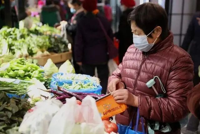 居民朋友擦亮眼，菜市场出现“新骗局”，已有不少人上过当