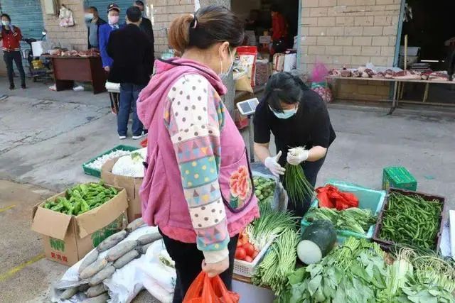居民朋友擦亮眼，菜市场出现“新骗局”，已有不少人上过当