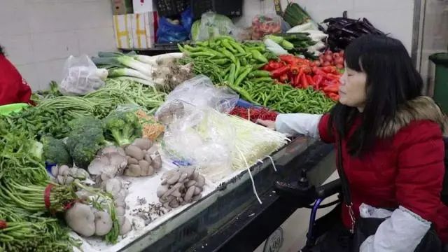居民朋友擦亮眼，菜市场出现“新骗局”，已有不少人上过当
