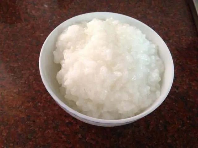 早餐不能吃“大米粥”？医生忠告：不仅是大米粥，这3物也应少碰