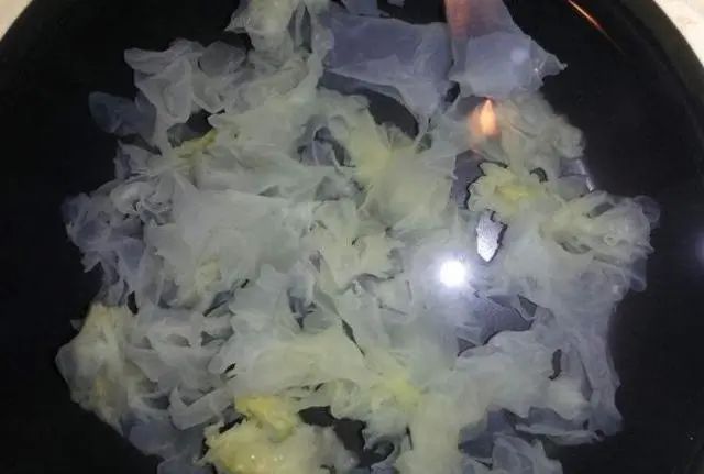 它含的花青素是葡萄的2倍，和银耳一起煮，美白养颜还淡斑