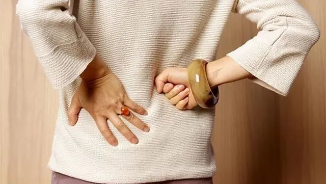女性绝经后，会“断崖式”衰老吗？建议：5物要舍得吃，对女人好