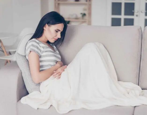 女性绝经后，会“断崖式”衰老吗？建议：5物要舍得吃，对女人好