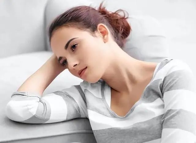 女性绝经后，会“断崖式”衰老吗？建议：5物要舍得吃，对女人好