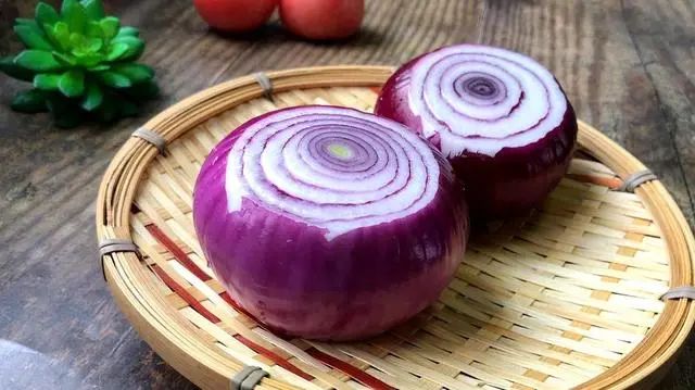 乳腺结节，不能吃“洋葱”吗？妇科医生：保养乳腺，7物需少吃