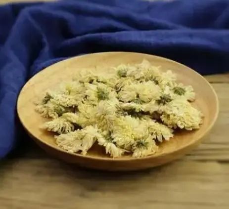 黄芪和它是“天作之合”，坚持泡水喝，或让血管通畅，睡眠也好了