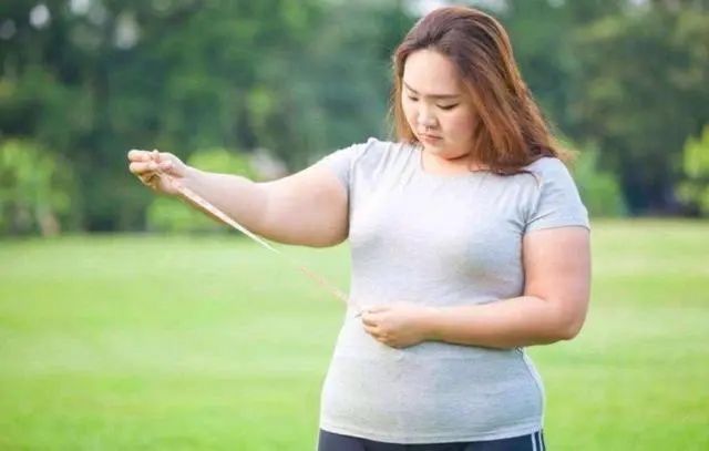 为变瘦，山东一女子坚持5年过午不食，她的现状，值得人们反思