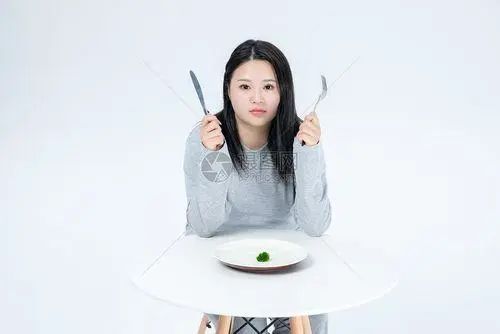 为变瘦，山东一女子坚持5年过午不食，她的现状，值得人们反思