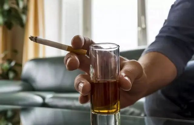 血液黏稠的人，身体或会出现6个现象，建议了解一下