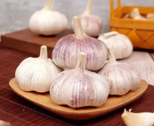 血压高，不能吃大蒜？医生提醒：若想问的血压，及早远离3种素食