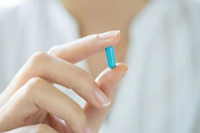 奥美拉唑，是饭前吃还是饭后吃？长期服用有副作用吗？看完清楚了