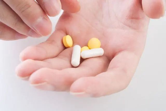 奥美拉唑，是饭前吃还是饭后吃？长期服用有副作用吗？看完清楚了