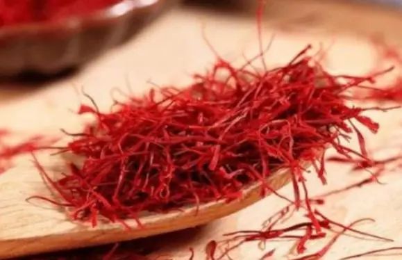 经常喝藏红花泡水，会怎么样？医生：这几类人最好别“瞎凑热闹”