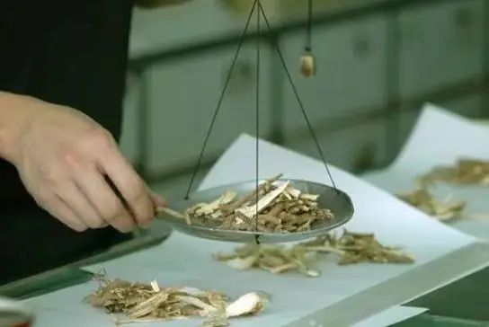 建议停止喝这10种中药，或被医生列入伤肝“名单”，还有人不清楚