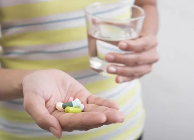 布洛芬是万能止痛药？医生：6类人应避免服用，后果你承担不起