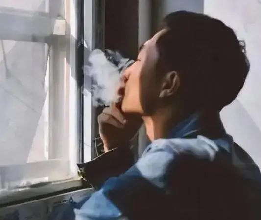 男子吸烟26年，肝脏依旧红润，医生坦言：3个好习惯，值得借鉴