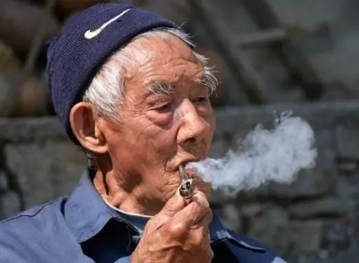 男子吸烟26年，肝脏依旧红润，医生坦言：3个好习惯，值得借鉴