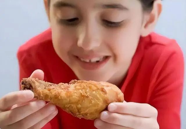 中国53万儿童“性早熟”，“催熟”孩子的或许不是豆浆和鸡肉