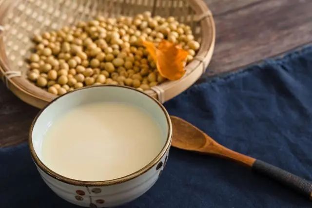 中国53万儿童“性早熟”，“催熟”孩子的或许不是豆浆和鸡肉