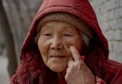 为何老人身上爱长斑？建议：50岁后坚持五个习惯，或可减轻老年斑