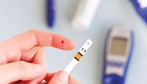 糖尿病，不能吃“大蒜”吗？医生：控血糖，2种调味料应少碰