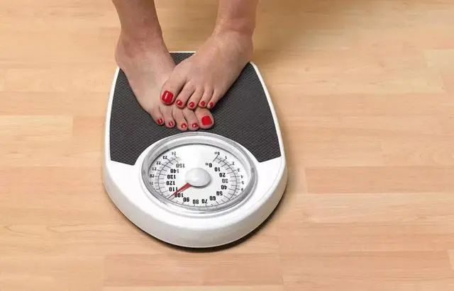 糖尿病，不能吃“大蒜”吗？医生：控血糖，2种调味料应少碰