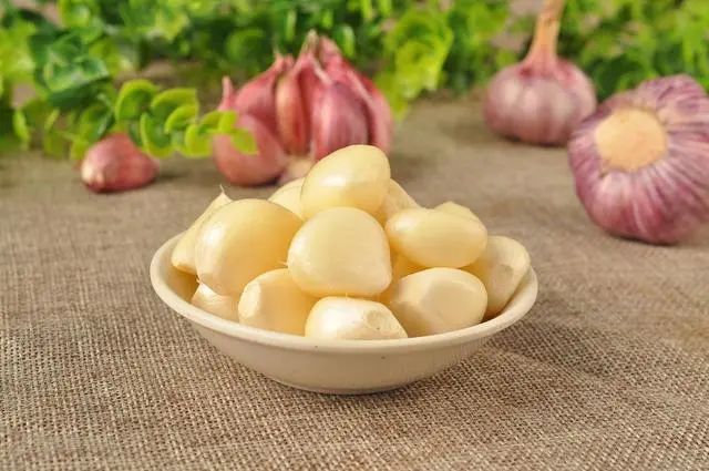 糖尿病，不能吃“大蒜”吗？医生：控血糖，2种调味料应少碰