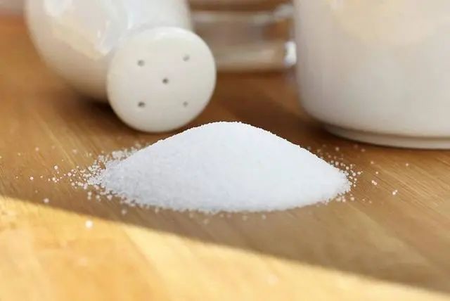 糖尿病，不能吃“大蒜”吗？医生：控血糖，2种调味料应少碰