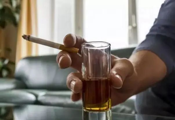 人若是一辈子不吸烟不喝酒，会不会活得更久？医生说出实话