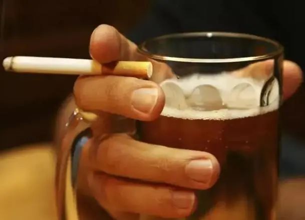 人若是一辈子不吸烟不喝酒，会不会活得更久？医生说出实话
