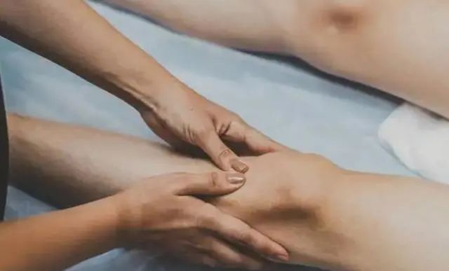 为什么中年女性容易“膝盖疼”呢？给出这4个建议，希望早尝试