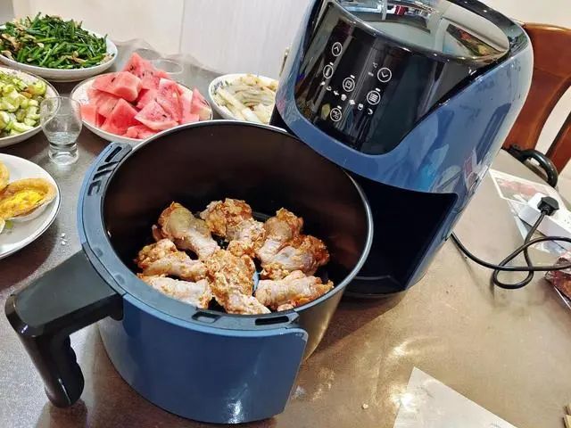 空气炸锅到底是“烹饪机器”还是“致癌工具”？听听医生怎么说