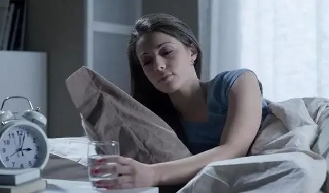 “晚上起夜”与“不起夜”的人，哪个比较健康？医生说出大实话