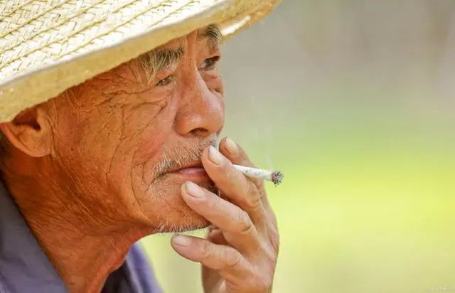 吸烟的人，若发现身上3处“凸起”，建议提高警惕，早查肺功能